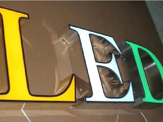 武圣介绍LED招牌的基础知识。